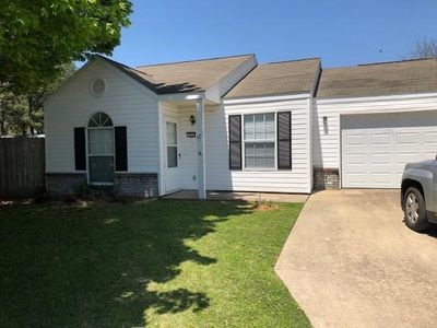 A great find in the middle of Fayetteville!  This residence has 2 bedrooms, 2 full bathrooms, a nice living room, kitchen, a spacious backyard and at the end of a cul-de-sac.  Fresh paint and flooring in house.  This is a nice, quiet neighborhood as well.  Pets are allowed upon approval of the owners and pet deposit.  This house is only minutes away from the interstate, Washington Regional Hospital, Fiesta Square and the bike trail.