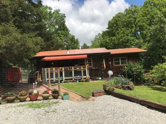 Beautiful rustic cabin. Very secluded & quiet. Close enough to be at grocery store in 15 mins.  Cabin has too many unique features to list here. This is a "must see" cabin.