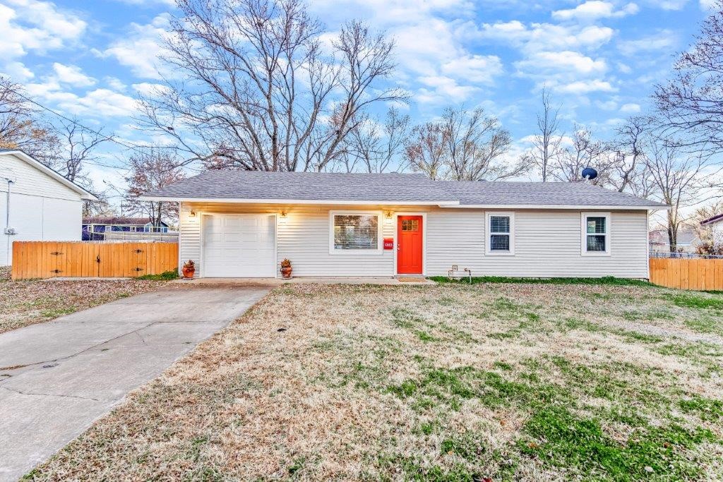 Incredible downtown Bentonville rental property less than a mile from the Bentonville Square. Highly sought after location near bike trails and within walking distance of local restaurants and coffee shops. This amazing rental comes with a spacious fenced in backyard and all appliances. Schedule your showing today!