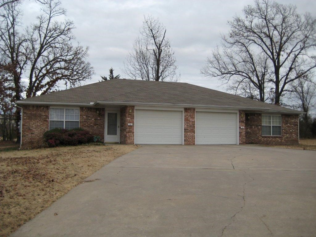 Great 2 bed & 2 bath duplex in Bentonville with an attached garage!