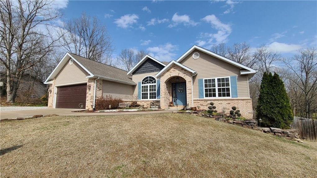 Gorgeous brick home in Bella Vista. Living space features hard wood flooring, brand new carpet, with separate dining area that could be used as home office! Kitchen includes tile with granite countertops, lots of cabinet space and breakfast nook. Tray ceiling in master bedroom with light fixtures.
**THIS HOME IS CURRENTLY OCCUPIED, WE REQUIRE ATLEAST 24 HOUR NOTIFICATION. NO TOURS WILL BE ACCEPTED WITHOUT PROPER NOTICE TO THE TENANTS.