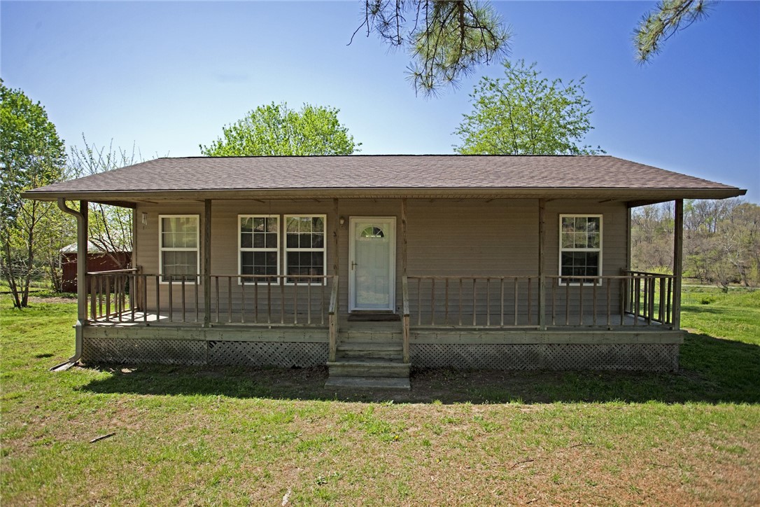 Home in the Country!!! 1 bedroom 1 bath plus an office. Laminate flooring throughout. Includes washer/dryer and refrigerator, central heat and air.  About 1/8 of an acre tenant is responsible for lawn.