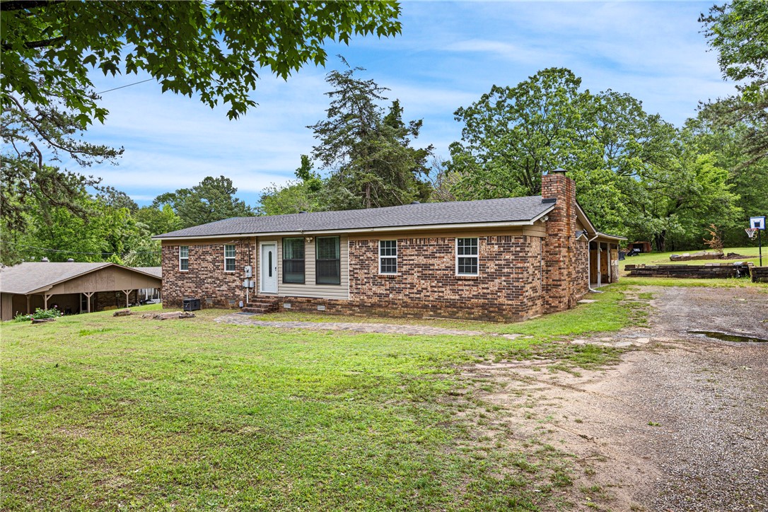 Welcome to 405 Damascus – Space, Style, and a Prime Location!
This 4-bedroom modern home sits on 1.03 acres land. Features recent upgrades including a 2-year-old roof , HVAC system and granite countertops.
Just minutes from Lake Dardanelle State Park, you'll enjoy easy access to fishing, boating, and scenic lake views—perfect for those who love the outdoors and a peaceful lifestyle.