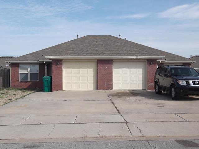 Great 3 bedroom & 2 bathroom duplex in Rogers! New flooring and new paint!
