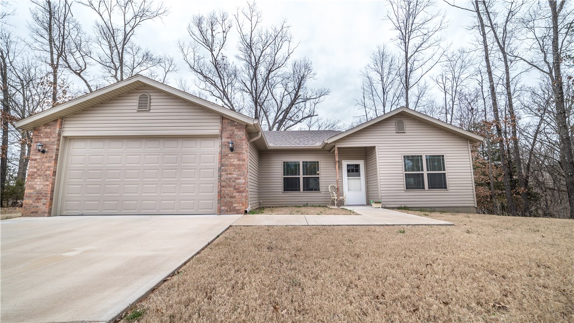 Beautiful Home in immaculate condition. Only one previous owner who took great care of it. Home is located in a quiet, wooded area. House has a secluded feel but is conveniently located next to shopping. Great for the outdoor enthusiasts. Great for golf, and biking!