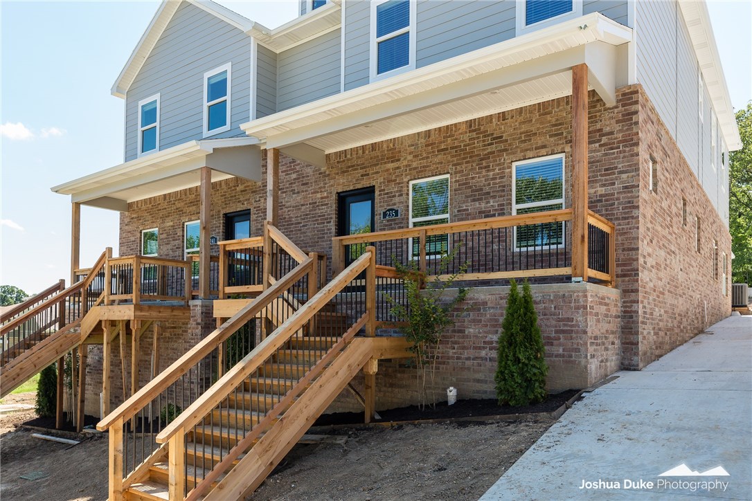 Available to Pre Lease for August 2019! Walk to campus, Bud Walton or Donald W. Reynolds. 4 bedrooms, 3.5 baths, granite countertops, hardwood floors, SS appliances. Call today to view.