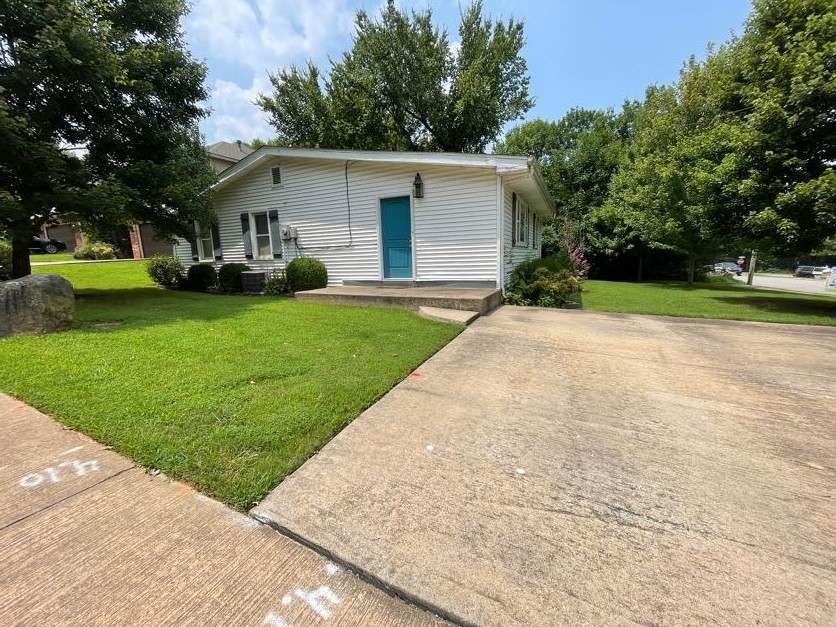 Great 3 bed, 2 bath home in the heart of Fayetteville! Minutes from the U of A, Dickson, parks, trails, I-49, shopping, dining, and more. Home features wood look flooring, spacious deck, washer/dryer, and lawncare included!