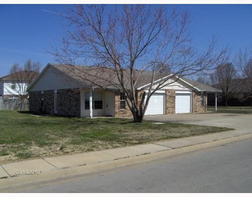Investment opportunity.  Farmington duplex close to schools and shopping. Each unit has 3 bedrooms, 2 bathrooms, 1 car garage, and fenced back yard.  Updated with vinyl plank flooring, fresh paint, and gutters.