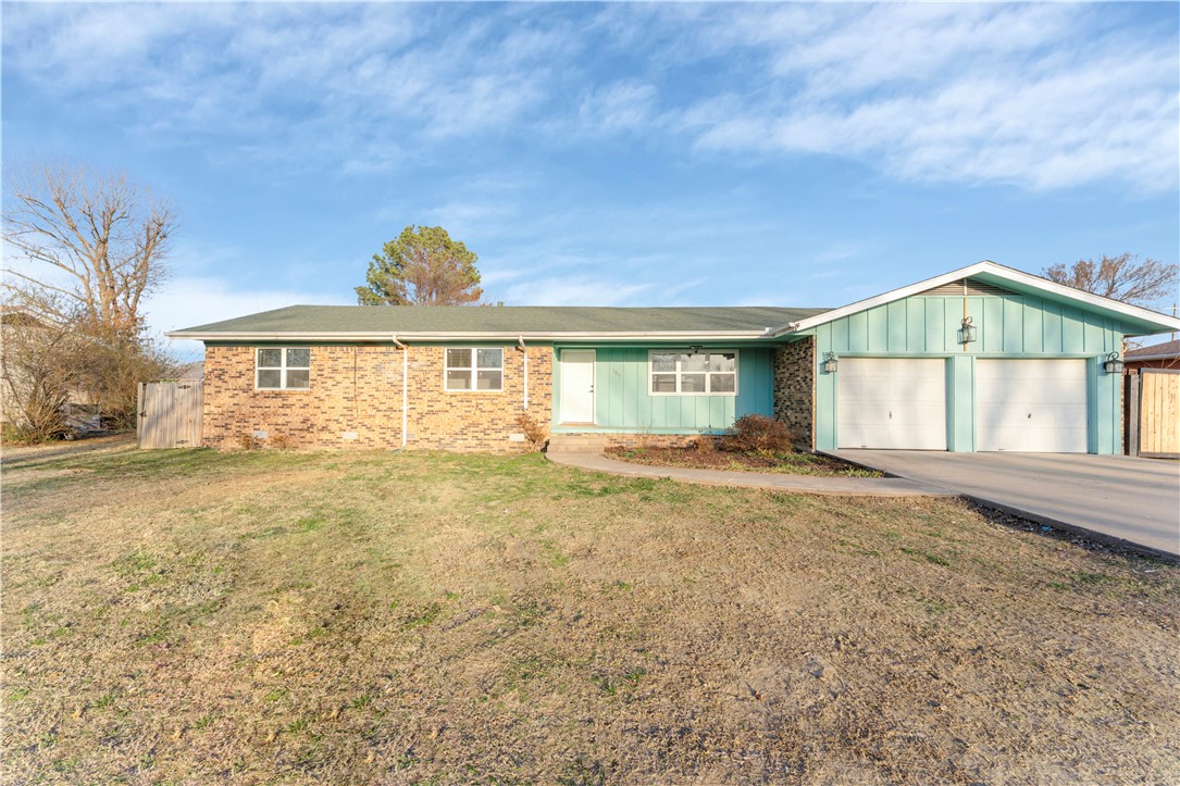 Charming single-level ranch in the established Pete Graham subdivision! This 3-bedroom, 2-bath home offers 1,673 heated square feet on a spacious 0.38-acre lot in the Rogers School District. Inside, you’ll find a generous living area with a cozy wood-burning fireplace, a functional kitchen featuring granite countertops, and a flexible den that could serve as a second living space, office, or potential 4th bedroom.
Whether you're looking for a primary residence or an investment property, this home has strong potential.