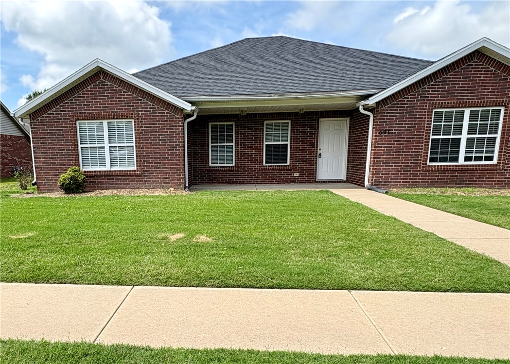 4 bed 2 bath home. Easy access to I-49. Close to the U of A and on the U of A bus route.