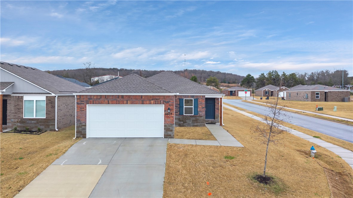 Beautiful 4-bedroom, 2-bath home for rent in Springdale. This like-new home features an open-concept floor plan, spacious living area, and a modern kitchen with granite countertops, a large island, and a walk-in pantry.
Conveniently located near schools, parks, shopping, and Highway 412 for an easy commute. Energy-efficient features and a full brick exterior make this home both comfortable and low maintenance.