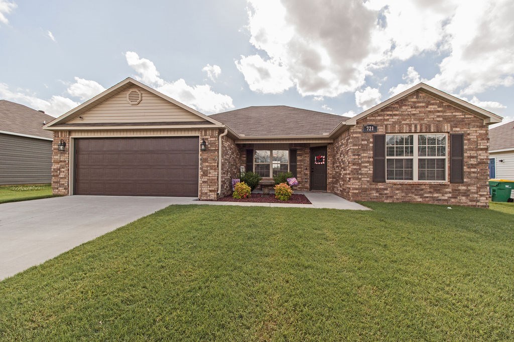 THE BEAUTY OF SIMPLICITY! The elegance of functional design, tasteful appointments&proximity to shops, restaurants and Walton blvd make this home a standout! Exterior offers well landscaped yard, low-maintenance brick & vinyl and back patio to enjoy your evenings on! Interior features open living room and kitchen with eat-in area, split floor plan, large master bedroom with tray ceiling; master bath with dual vanity, tiled walk-in shower, carpet/tile flooring and more! Call today to see it!