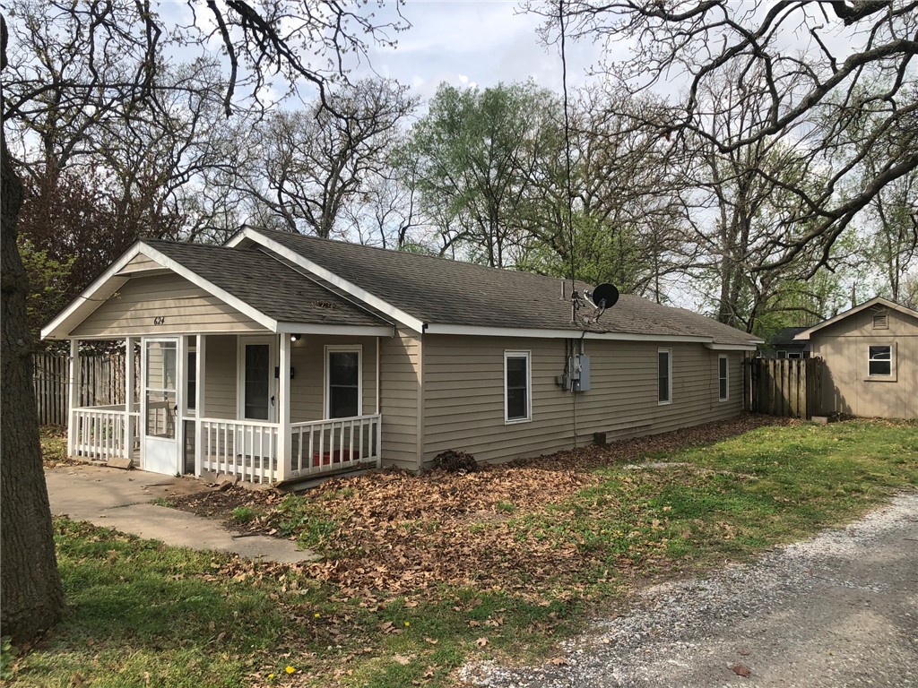4 bedroom, 1 bath home, fenced backyard with a 17x11 storage shed, pets negotiable. $500 non refundable deposit for pet and must be under 30 pounds.