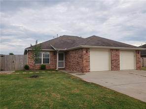 Great 3-bedroom, 2-bath duplex in southeast Rogers with a convenient and comfortable layout. Located within walking distance of four schools, and just a short drive to downtown Rogers and the recently renovated Veterans Park. Enjoy easy access to shopping, dining, parks, and everyday amenities, making this a great place to call home.**$250 non-refundable pet fee per pet- $25 pet rent per pet**