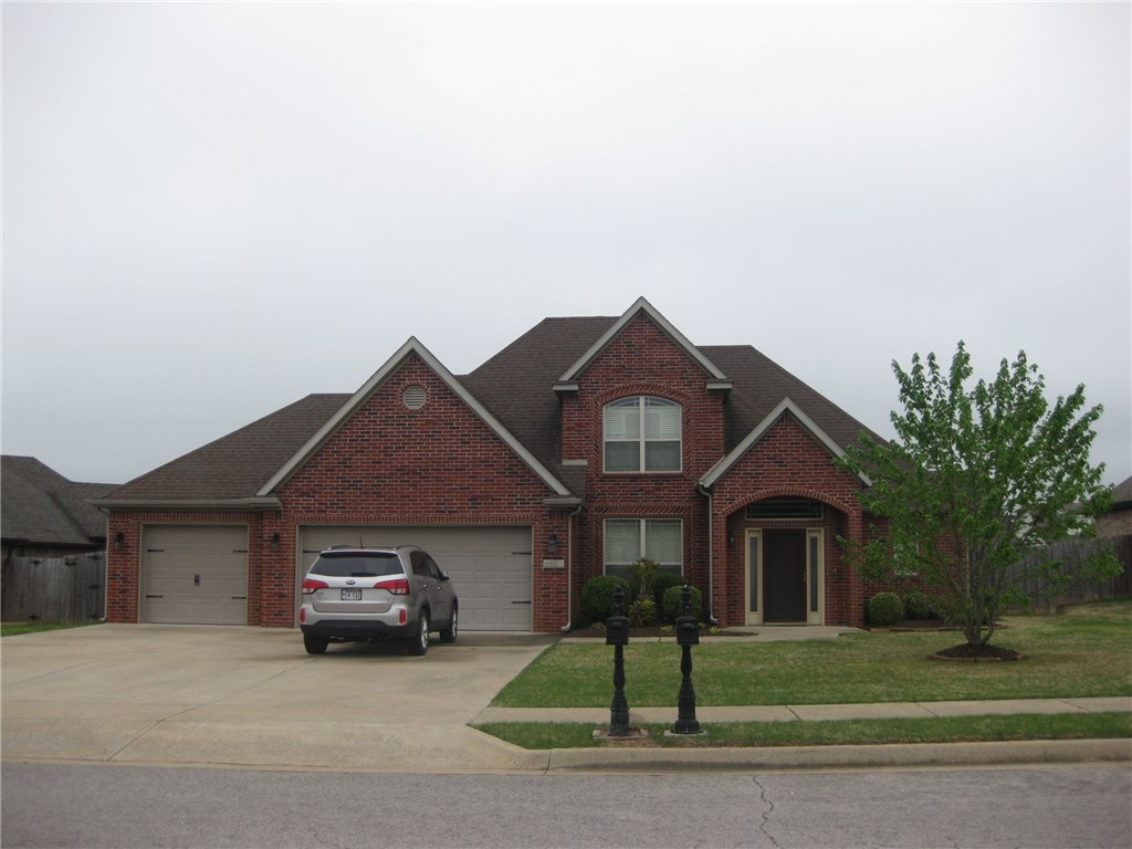 Great brick 4 bdr 2.5 bath. 3 car garage.  Private patio out bay window breakfast nook and large bdr down.  Island has gas range top, granite. Bentonville schools.  Close to shopping and dining.