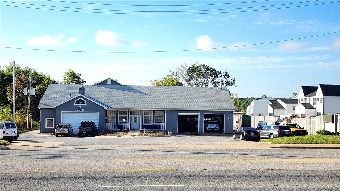 Major road frontage with 27,000 traffic count. Prime location approx. 1 mile from l-49 as well as many national retail stores and local restaurants and businesses.