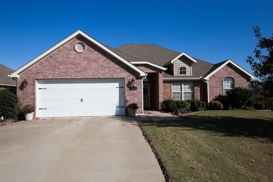 Like NEW home with tons of features! Split floor plan, lots of windows, covered patio, corner lot. Very
open floor plan, wood floors, SS appliances, whirlpool, tile shower, granite everywhere. MUST SEE - WILL
NOT LAST LONG! Community POOL and Playground.