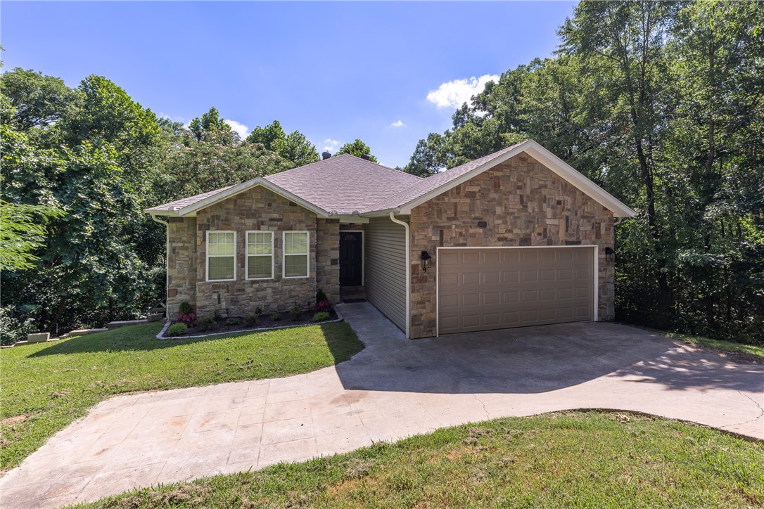 NEW ROOF installed week of June 25th!!!  No insurance issues! Seller will pay up to 2.5% of buyers closing costs!  Hurry to see this home before its gone! Looking for a private cul-de-ac location?  This is it!  Only 3 minutes to Metfield Recreation complex and several trail heads, including Blowing Springs Greenway and Lake Brittany! This enticing family home offers an open living/dining floor plan that opens onto a covered porch overlooking greenspace.  The kitchen has tons of storage and a new glass-top range. The primary en-suite is located on main floor along with 2 other bedrooms and hall bath. The primary suite offers double sinks and 2 closets. Downstairs is a large walk-out basement, complete with full bath and closet.  This room is currently used as a bedroom, but would be a great bonus/media room. This is the only home in the cul-de-sac, so plenty of privacy!  This home has a level back yard, perfect for a garden space. HVAC 4 years old.  4 hour notice requested to pack up the kiddos!