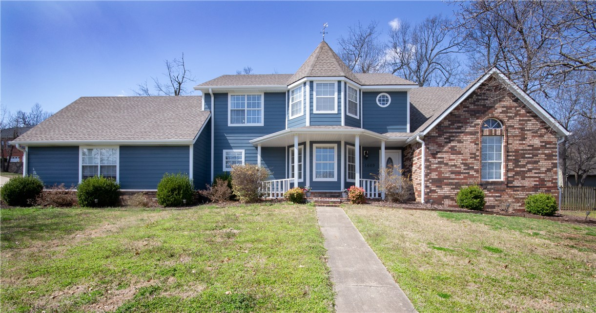 This Park Place Subdivision home has been pre-inspected and most repairs have been completed or scheduled. Home Warranty included with this idyllic Victorian home. Premier Fayetteville location at Park Place Subdivision, corner lot in back of subdivision. Eat-in-kitchen plus semi-formal dining room. Study/office and master downstairs, 3 more large bedroom upstairs, plus a fun built in hide away area. Built-in patio/grill in backyard.