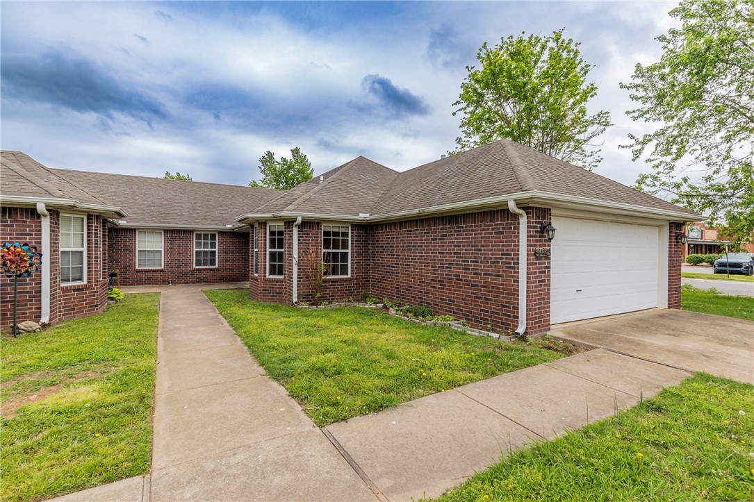 Great 3 bedroom 2 bath duplex in Siloam Springs. Unit features open floor plan with a vaulted ceiling in
living room, lots of storage. Stainless appliances and pantry in kitchen, 2 car garage.