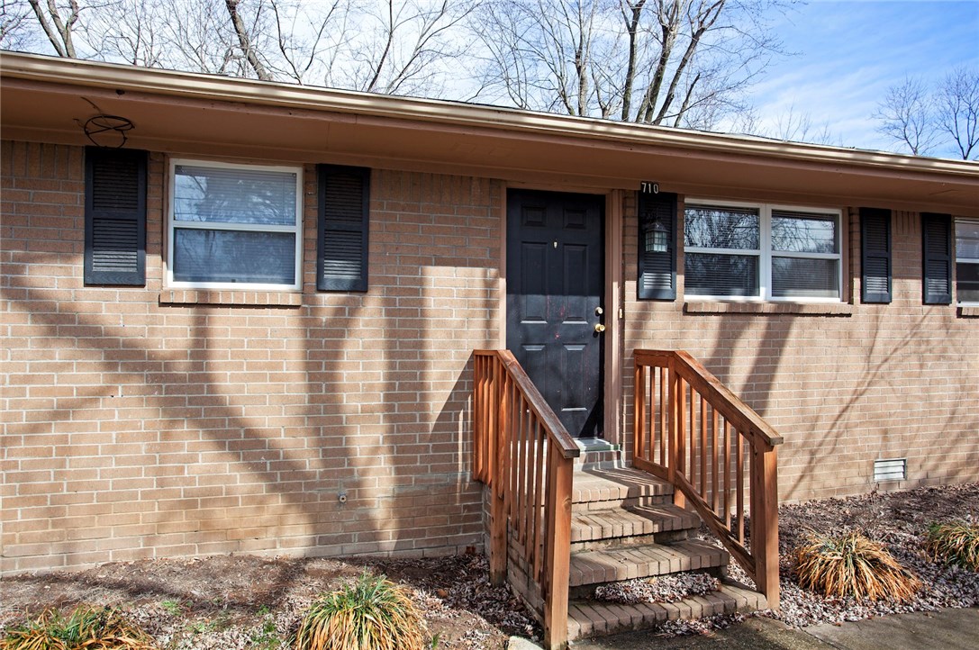Great Location just minutes from Downtown Bentonville. Fresh paint and flooring in this 2 bedroom 1 bath 4 plex. washer/dryer, refrigerator and lawn care is included. Fenced back yard.