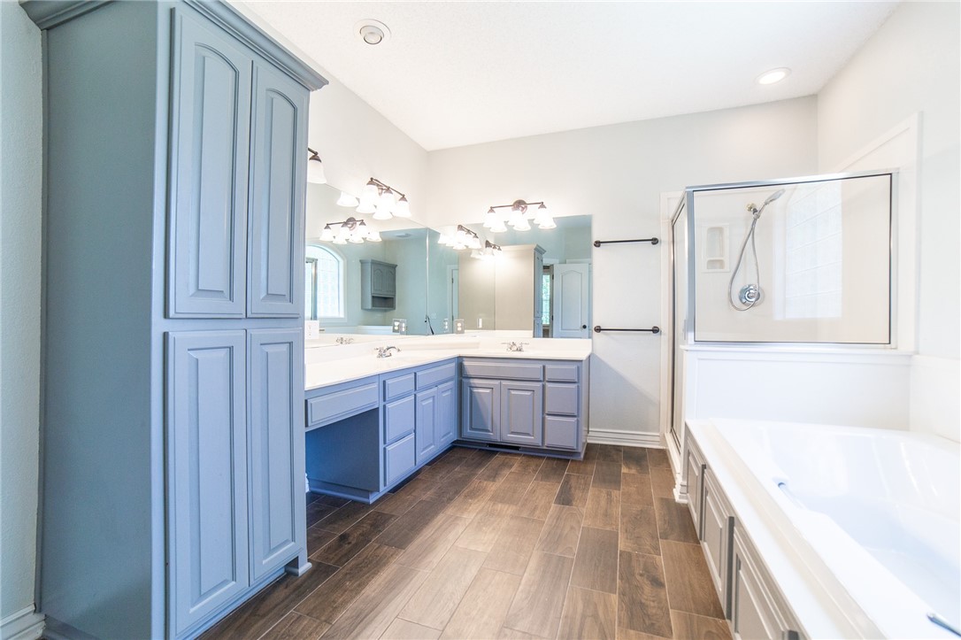 Twin Lakes Estate Rogers - Residential