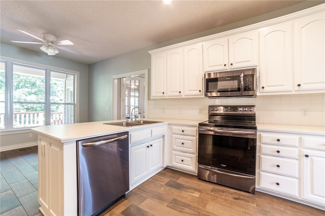 Twin Lakes Estate Rogers - Residential