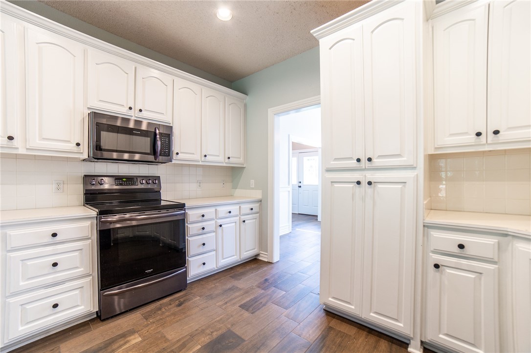 Twin Lakes Estate Rogers - Residential