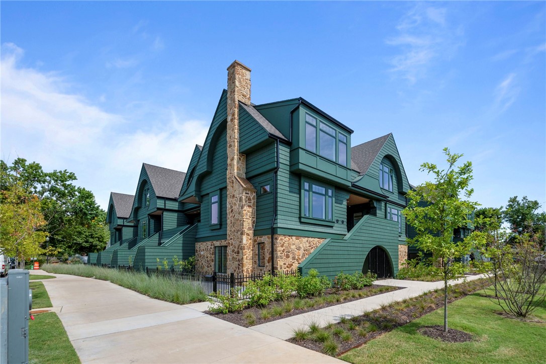 Welcome to Orchard Trailside, Bentonville’s most esteemed luxury townhome community. An urbanist’shub in the thriving downtown scene, the property features a fresh and modern reimagining of theCraftsman Revival style. This upscale nine-unit enclave blends solid, high-quality architectural featuresand natural elements with intentionally curated, sleek finishes. Living is easy here with immediate, outthe-door access to the Downtown Trail and the nearby Razorback Greenway. Embrace nature as well as theshared public realm: Residents will find biking, walking, parks, cafés, shopping, the arts, the library, andother desirable lifestyle amenities all within easy reach. Units feature a simple yet refined aesthetic thatexudes character, warmth, functionality, and a distinct urban-meets-artisan vibe. Schedule your exclusivetour of this stylish community and craft a life that never goes out of style. All renderings/pictures are forillustration purposes only.