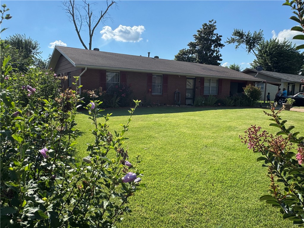 Nice cozy 3 bedroom 2 bathroom home in a very quiet neighborhood on a good size lot. Oak cabinets and more.