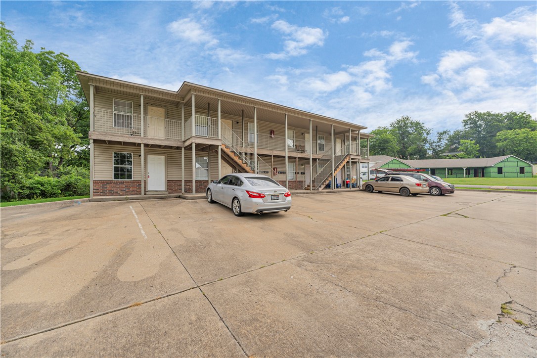 Great multi-family property. Only 4 blocks away from Down Town Van Buren, 8 units, No sign on yard. Please DO NOT disturb the tenants. No showing without accepted offer.
22 recently remodeled units.