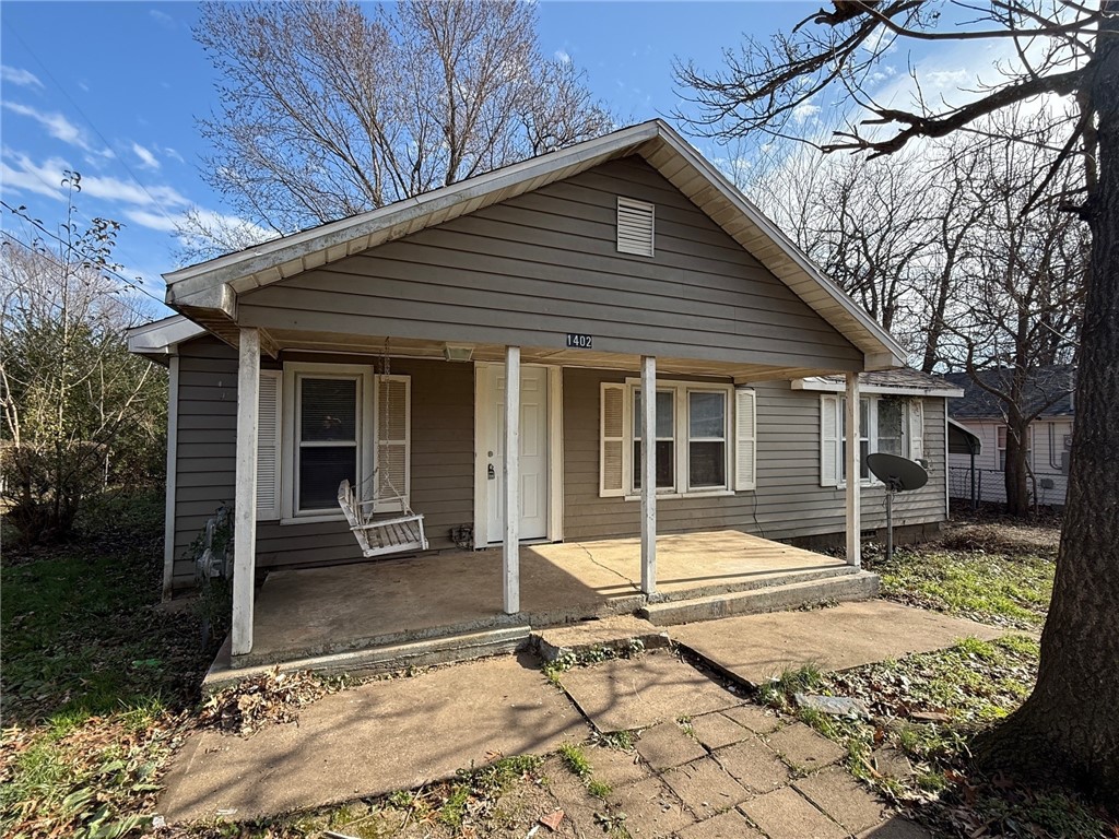 Nice home in south Fayetteville. Home features 3 bedrooms, 1 bath. Home is roughly 1300 sq ft. Laminate floors throughout and tiled in wet areas. Huge master bedroom, carport, and fenced in backyard to play in. Home has all appliances.