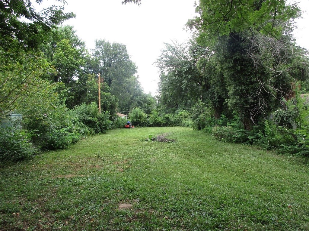 Building lot in Huntsville, walking distance to the school and football field.