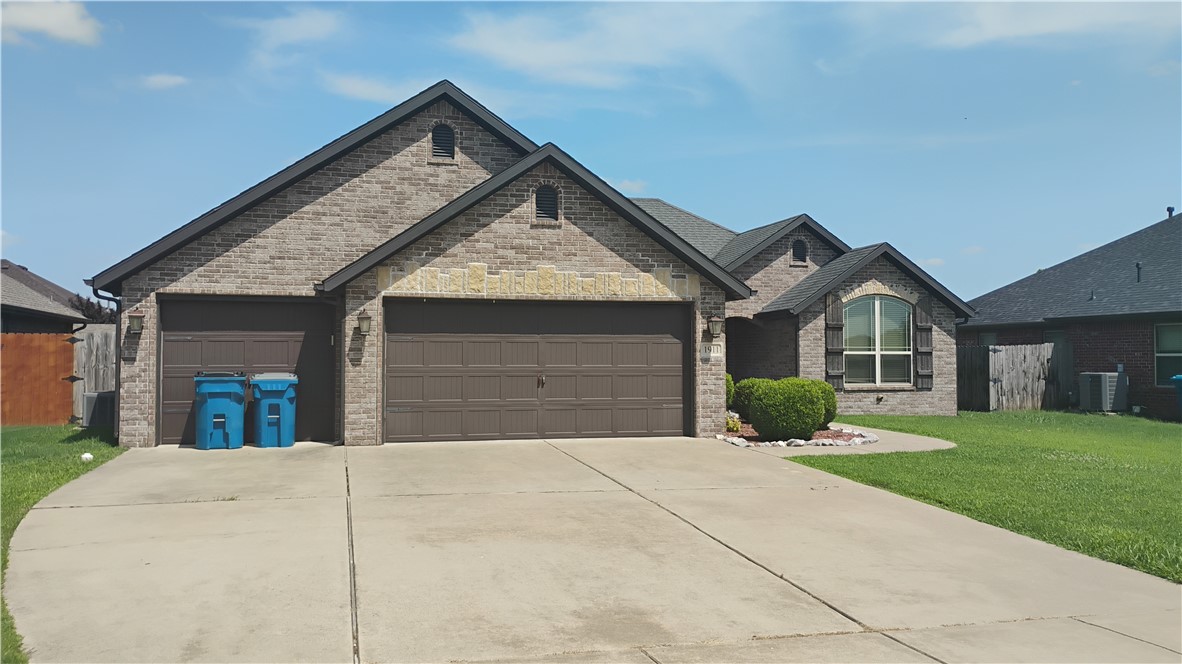 This lovely Bentonville home is ready for move-in. This home provides excellent location benefits, a private fenced back yard, 3 bedrooms and 2 full bathrooms, and comes with a fridge, stove, dishwasher, washer/dryer set, and microwave for a quick and easy move.

ONLY ~2.3 miles from Walmart Home Office!
Approx. 2.7 miles from the Mary Mae Jones elementary.
Approx. 1.8 Miles from Bentonville Brewery, and all the food trucks that come with it!
Approx. 1.4 miles from Creekside park.
Approx.  3.2 miles from Bentonville Municipal Airport.
Surrounded by local shopping and dining locations, with easy access to 14th st.

Private, fenced back yard.
Pet-friendly! Some breed restrictions apply.
Fridge, Microwave, stove, and washer/dryer set included!
Comfortable master bathroom with separate walk-in shower and whirlpool tub.