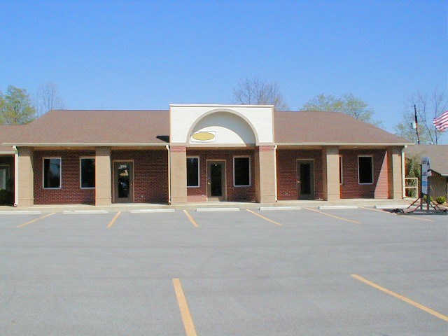 5 plus station in beauty salon and hair stylist. Shared courtyard and patio area, 2 wash sinks, washer and dryer hookups in separate utility room. Wired for security system.