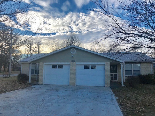 Very cute and affordable 2 bedroom 1 bath duplex sitting on a corner lot in Rolling Oaks Subdivision, great location close to everything Rogers has to offer. *Both A & B Units Available* Applications are completed through our website: prestigenwa.managebuilding.com. Each person 18 years or older needs to fill out separate application. $30.00 Application fee per applicant.