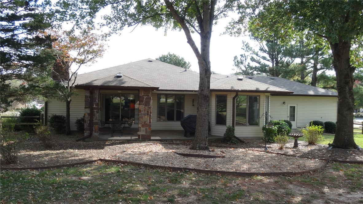 ONE LEVEL 3/2/2 HOME in great location of BV Highlands, short walk to Country Club & Putting Green, Granite Counters and Wood Floors in Kitchen with Dinette Area, also has a Separate Dining Room & Huge Living Room with Custom Stone Fireplace. Lots of Windows to enjoy your Park Like Yard, two Covered Porches, storage shed and garage for two cars & golf cart.