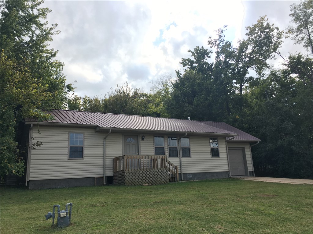 Very nice remodeled 3 bedroom 1 bath, large living room, spacious eat-in kitchen, new bathroom, new carpet, new tile and wood floors, 1 car garage, ALL APPLICANCES.  1 minute from Campus