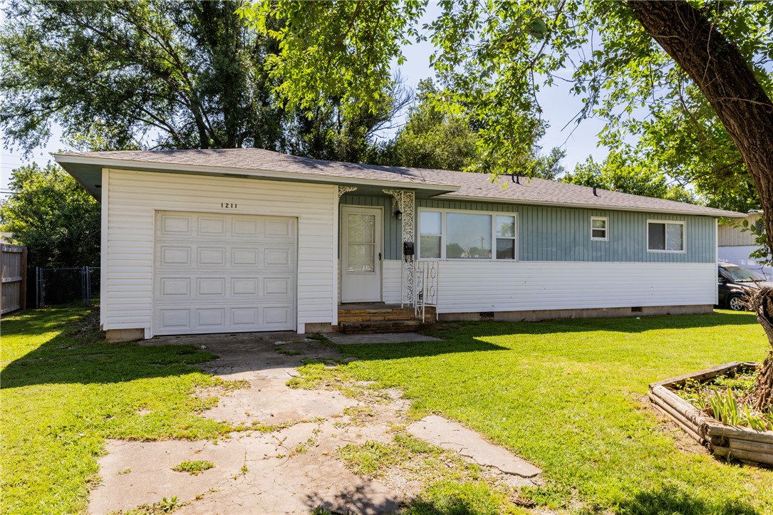 Here's a 1960's charmer in the heart of Springdale. 3 bed 1 bath with new roof to be installed in the coming weeks. Located directly behind 10 Box off 71B makes this dazzler a very nicely located adobe. Close to parks, hospital, and numerous dining options. Freshly painted. Agent owned, this is an AS IS sale