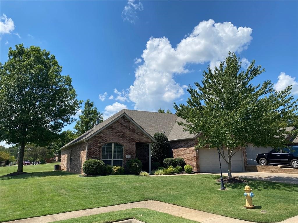 Great condo! Granite counters, fireplace, dining room, master with large walk in closet, whirlpool tub & walk in shower. Yard maintenance, pool and clubhouse included.