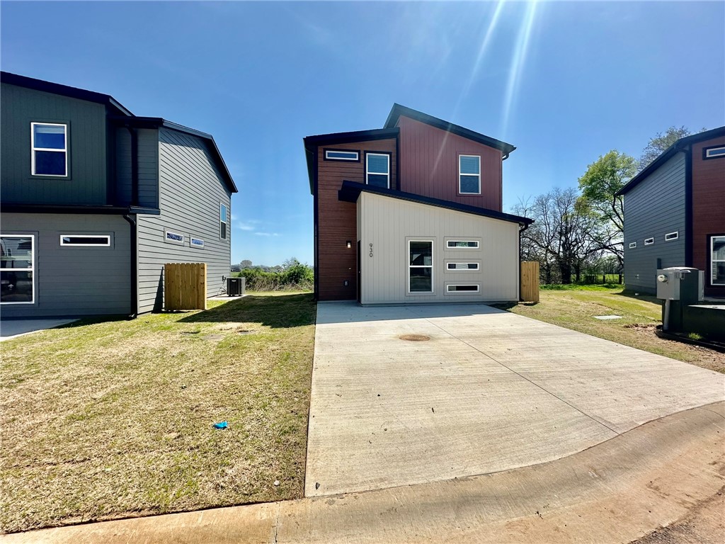 This home offers modern, low-maintenance living in Bentonville School District, less than 5 miles from Walmart's corporate office. This 2-bedroom, 2.5-bathroom home features granite countertops, walk-in closets, and energy-efficient appliances. Residents enjoy amenities like a dog park, walking trails, and a pond. Future plans include pickleball and volleyball courts. Lawncare included. **$250 pet fee per pet + $35 pet rent per month.**