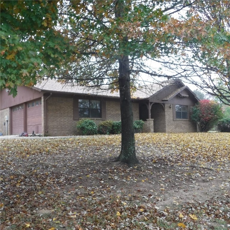 Beautiful family hame on tree studded 5 acre lot. Perfect home for anyone wanting to live in the tontitown area. Must see to appreciate. Gorgeous rolling 5 acres.