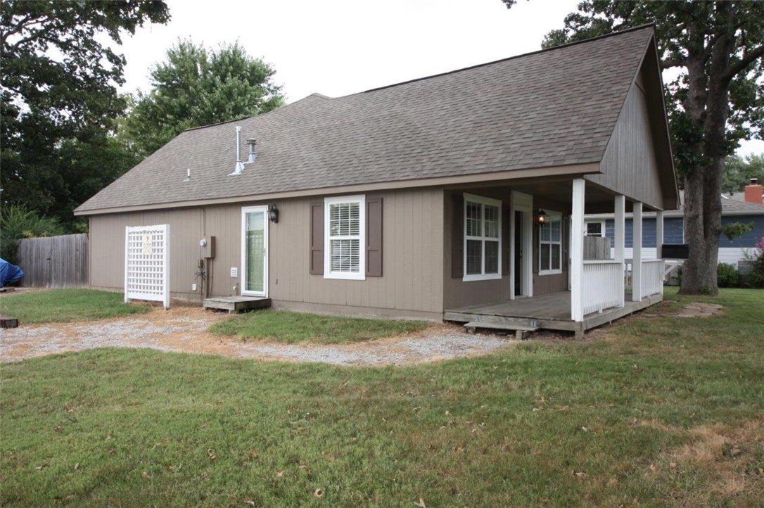 Zoned Residential Office in Bentonville's West downtown district. Perfect for growing your business behind the world's largest retailer! 2 offices, loft, full kitchen, 2 bathrooms. Walking distance to Wal-Mart GO, trails and more. Great corner lot.