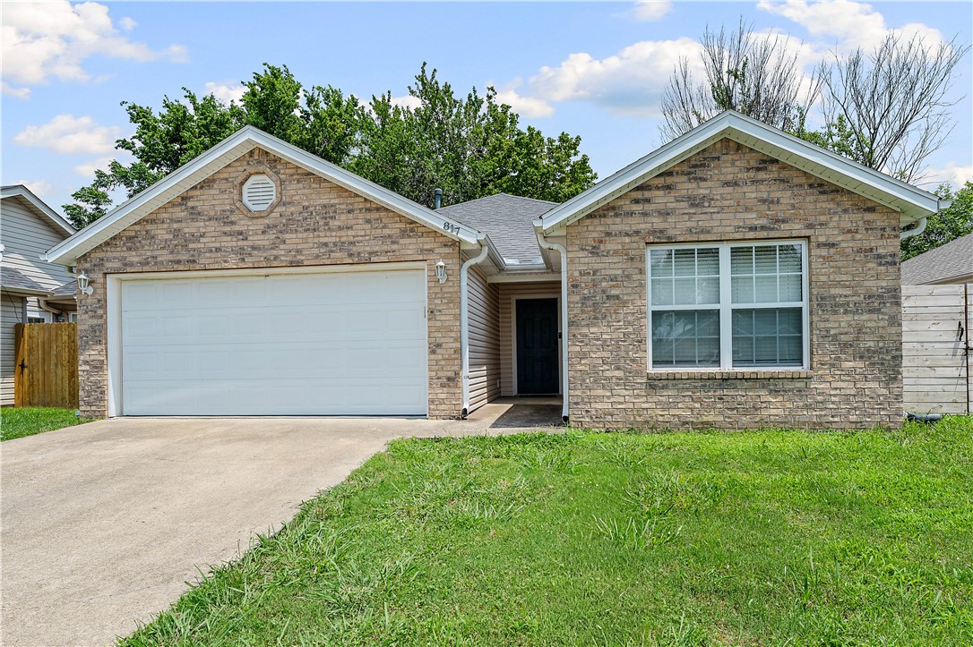 Unbeatable Downtown Bentonville 8th Street Market location! Cul-de-sac location with large grass center island, and no thru traffic. One minute ride or five minute walk to all the best Bentonville establishments, and to the Walmart Home Office. 5 minute ride to Slaughter Pen Trails and the new 8th Street Gateway Park. Home has a spectacular new kitchen with modern gray cabinets and white quartz countertops, a new horizontal slat fence, and a 6 year old roof. Walkable Downtown Bentonville location, 3 bedroom, 2 bath, 2 car garage, private fenced yard...what more could you ask for?