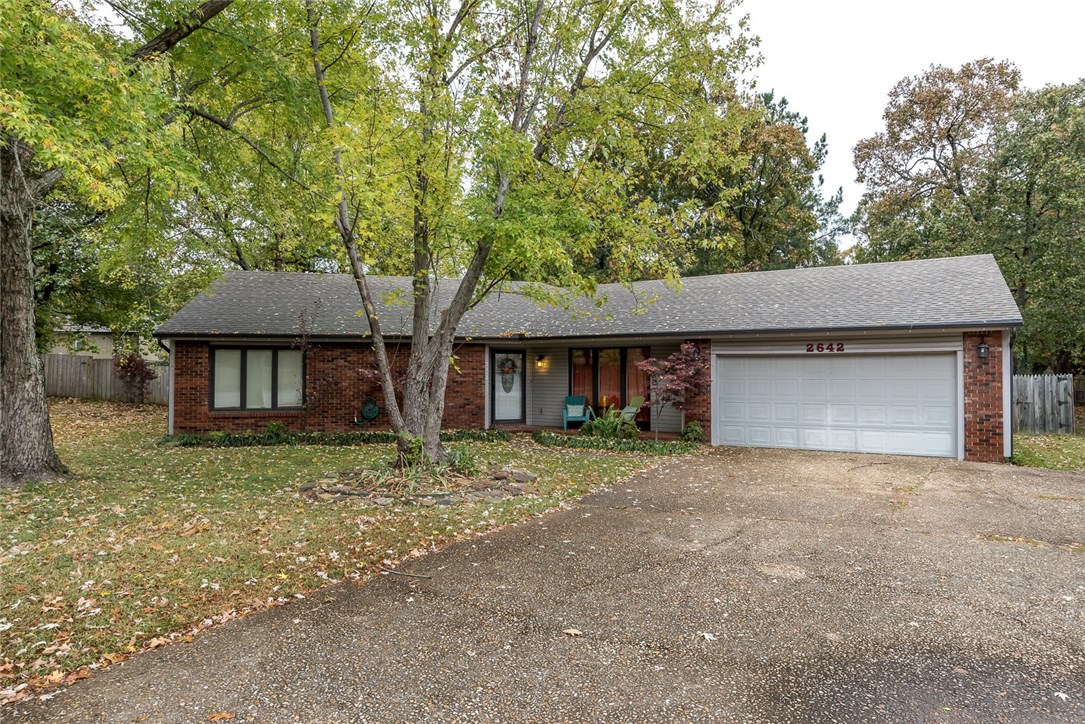 Have you ever wished for a spacious home in East Fayetteville that has a large yard and won't break the bank?  This is it!  This home could be the canvas for the memories you will build over the next few years, you'll love the friendly cul-de-sac, the convenient location in the Root district, the large kitchen and two living areas!  Then there is the yard!  This large, tree lined space is perfect for family, kids, pets and game day cookouts!  It just doesn't get any better, call for a showing today!