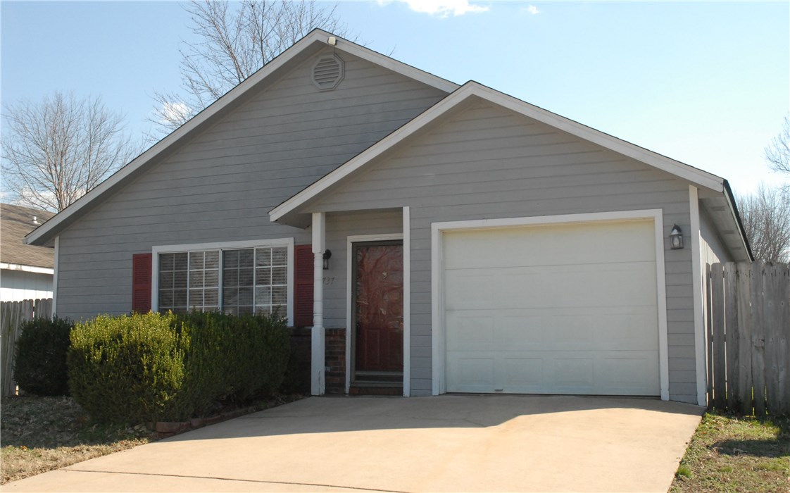 Spacious 2bed/2full bath with 1 car garage and private fenced-in outdoor patio area. Centrally located less than 2 miles to campus and a short walking distance to BLUE/RED bus line and Skull Creek Trail. All appliances convey. No HOA. Roof/HVAC/water heater less than 3 years old.