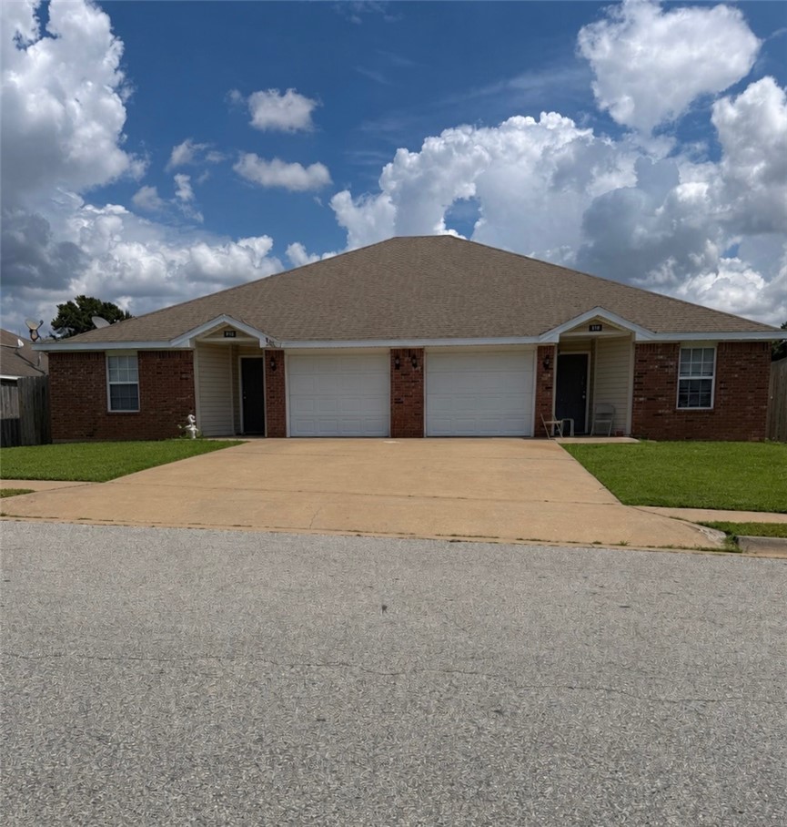 Nice duplex in Centerton featuring 3 bedrooms, 2 bathrooms & 1 car garage. Laminate wood floors in living room, carpet in bedrooms. All appliances are included. New paint throughout. Available now!