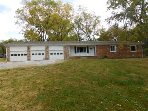 3BR 2Bath 1702 SF home on a large 0.85 acre lot with fenced in back yard. Features include hard wood floors, gas fire place and large 3 car garage. Good views.It is only 15 miles to the Buffalo River and near the Ozark National Forest.  With it being in the Buffalo National River Region, it is just a short drive to the best swimming holes, hiking, canoeing, wildlife photography and fishing. Other nearby outdoor activities include horseback riding, mountaineering, caving and scenic driving.