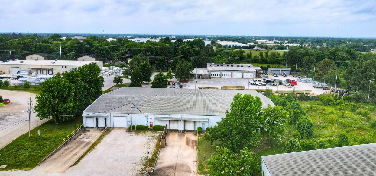 32,000 SF warehouse situated on 2.49 acres just north of the thriving downtown Rogers area. The property is fully heated and sprinklered and  features four loading docks plus one roll-up door. Approximately 1,000 SF is built out with two offices and two restrooms. Located in the heart of rapidly growing Northwest Arkansas with easy access to regional highways, nearby retail, dining, and logistics services—ideal for distribution, light industrial, or e-commerce operations.