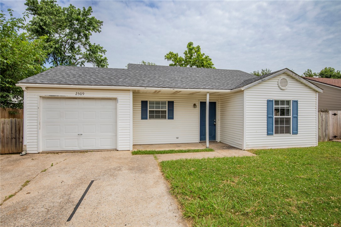 Cute 3 bed / 2 bath home close to I-49, David Glass Building, Crystal Bridges, Amazeum, parks/pool and downtown Bentonville. Home has wood style vinyl plank flooring throughout. Great location with fenced in yard.
Pets allowed with Pet Deposit and additional pet rent.
